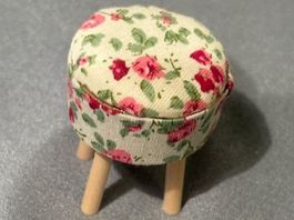 ❗Jetzt = 9.50 Fr. !!❗ süsser Hocker mit Rosenmuster, P`stube